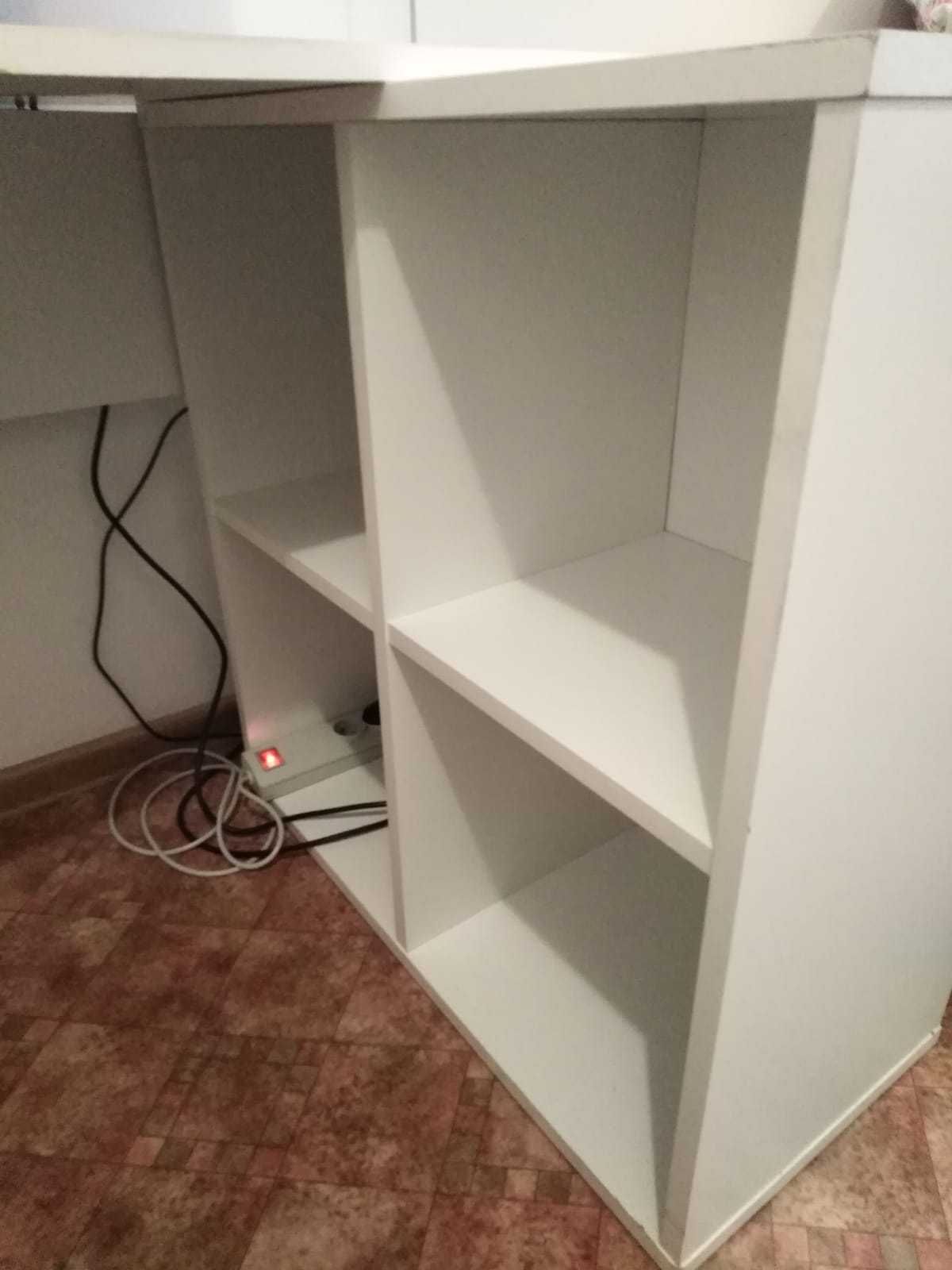 Biurko białe w kształcie litery L z wewnętrznymi półkami