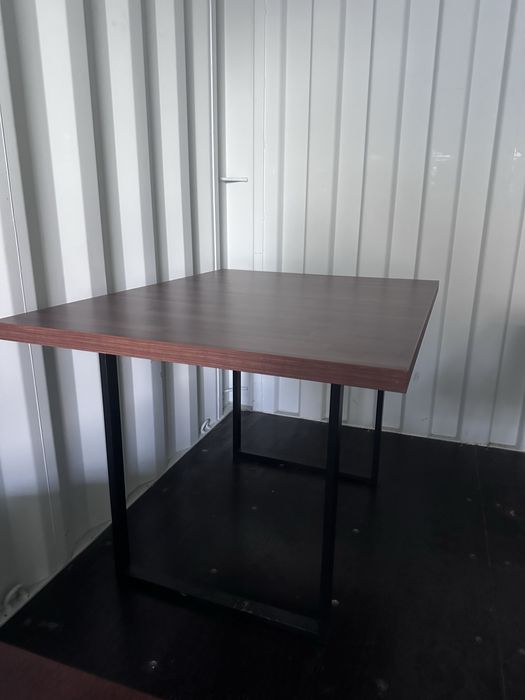 Prostokątny stół w stylu loftowym