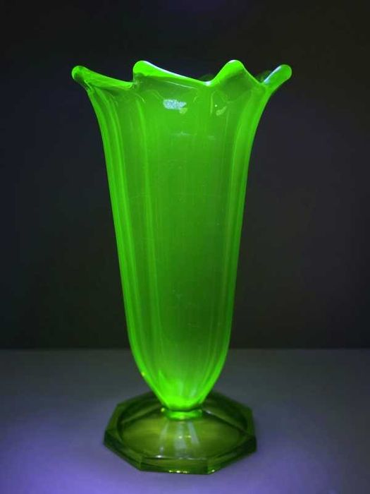 Duży wazon  szkło uranowe Czechosłowacja  lata 50-te