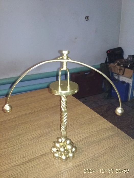 Настільний балансуючий чоловічок на підставці ручної роботи