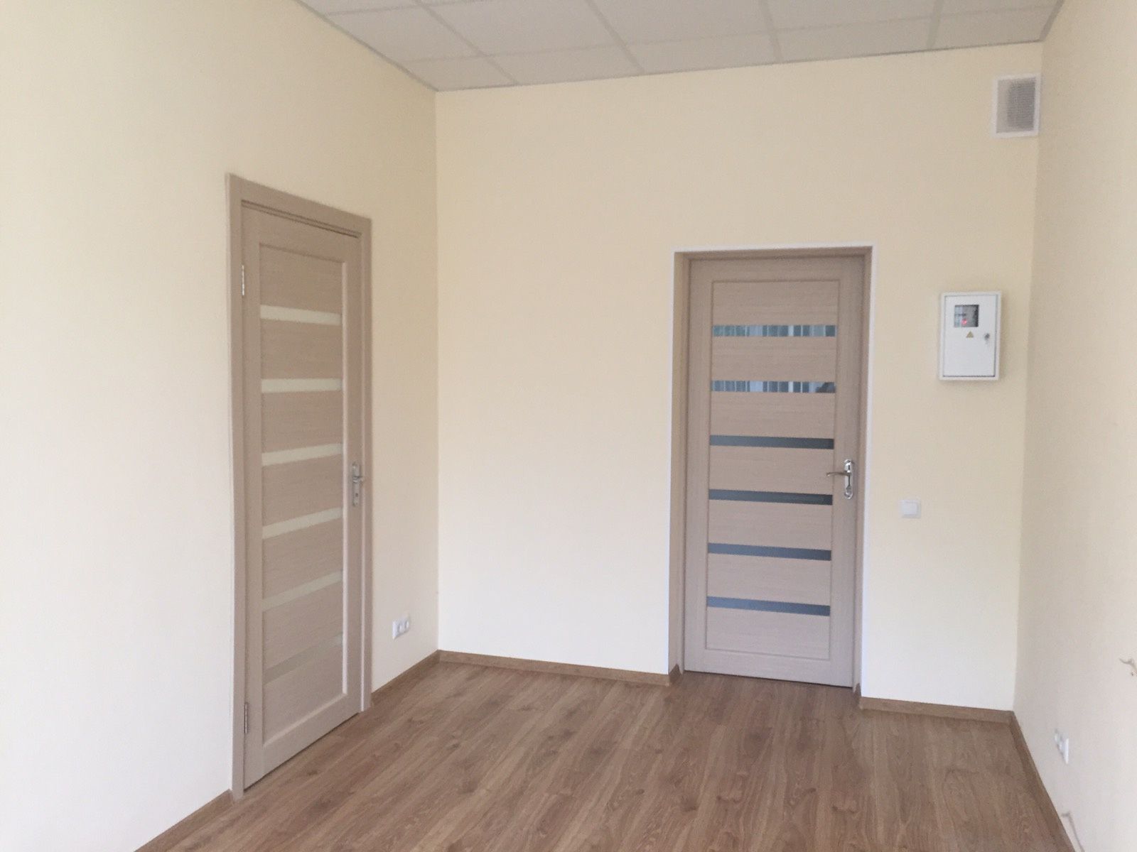 Оренда 3 кабінетів - 36,7м в офісному центрі з новим ремонтом, 5 кутів