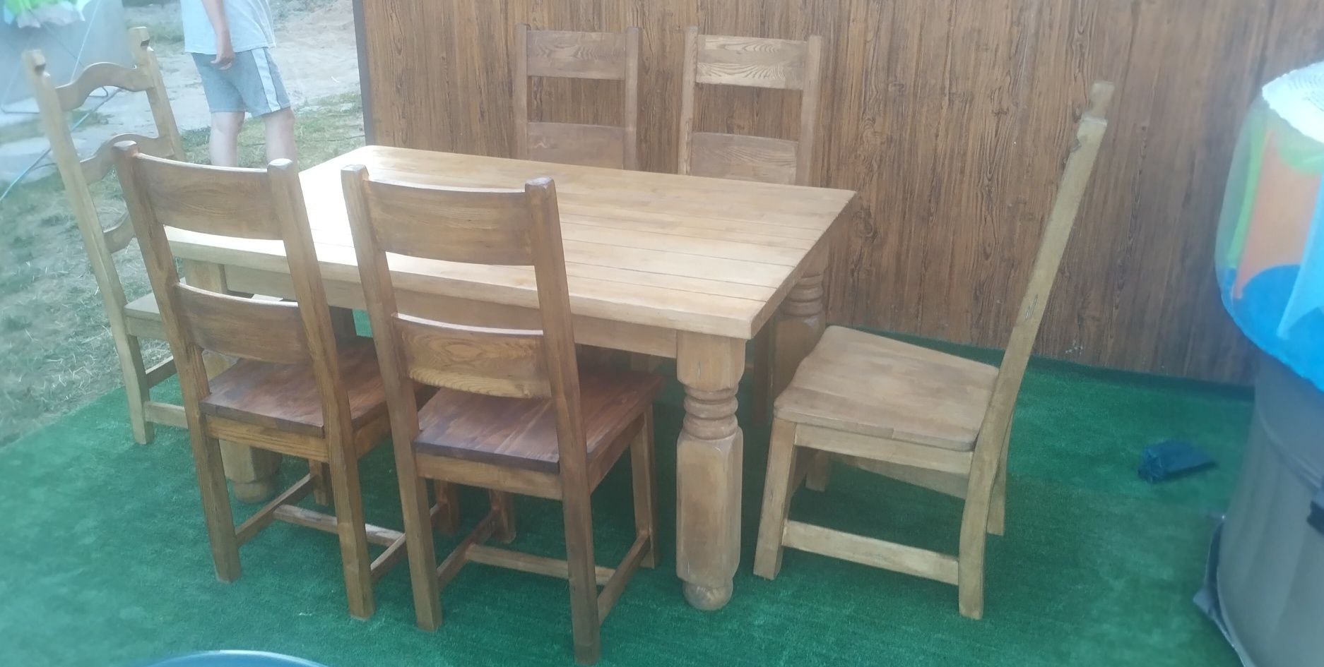 Stół  i sześć krzeseł meble postarzane.