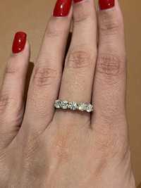 В наличии очень красивое кольцо полудорожка с муассанитами серебро 925