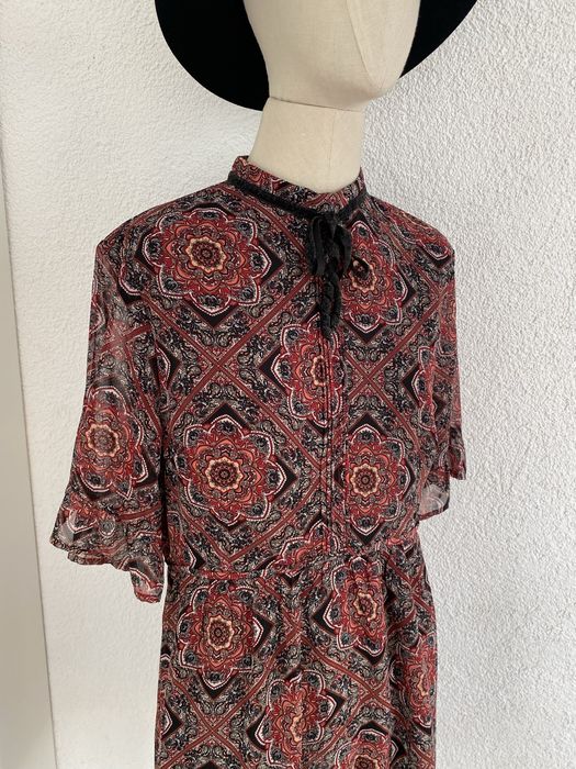 Elegancka sukienka w geometryczne wzory z krótkim rękawem BOOHOO 44