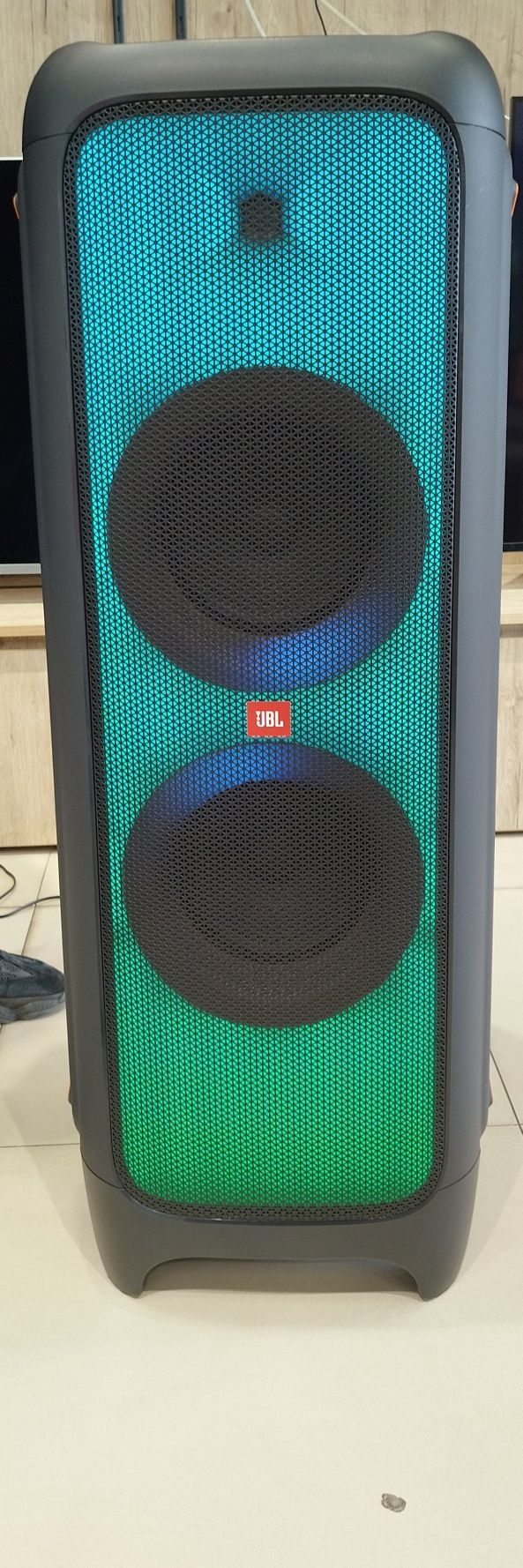 Продам портативную акустику Jbl partybox 1000