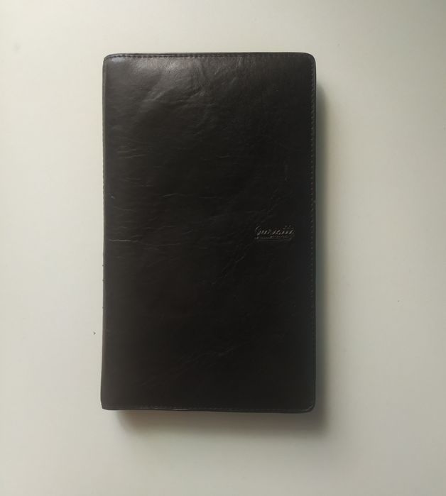 Czarny album na karty telefoniczne lub karty kolekcjonerskie