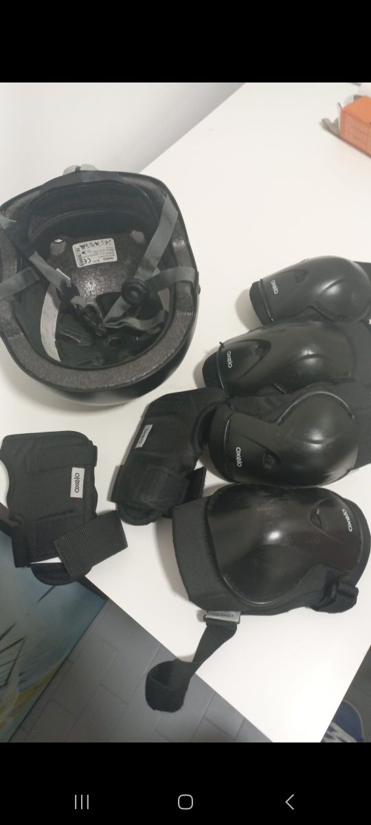 Capacete e protecção para cotovelos e joelhos.