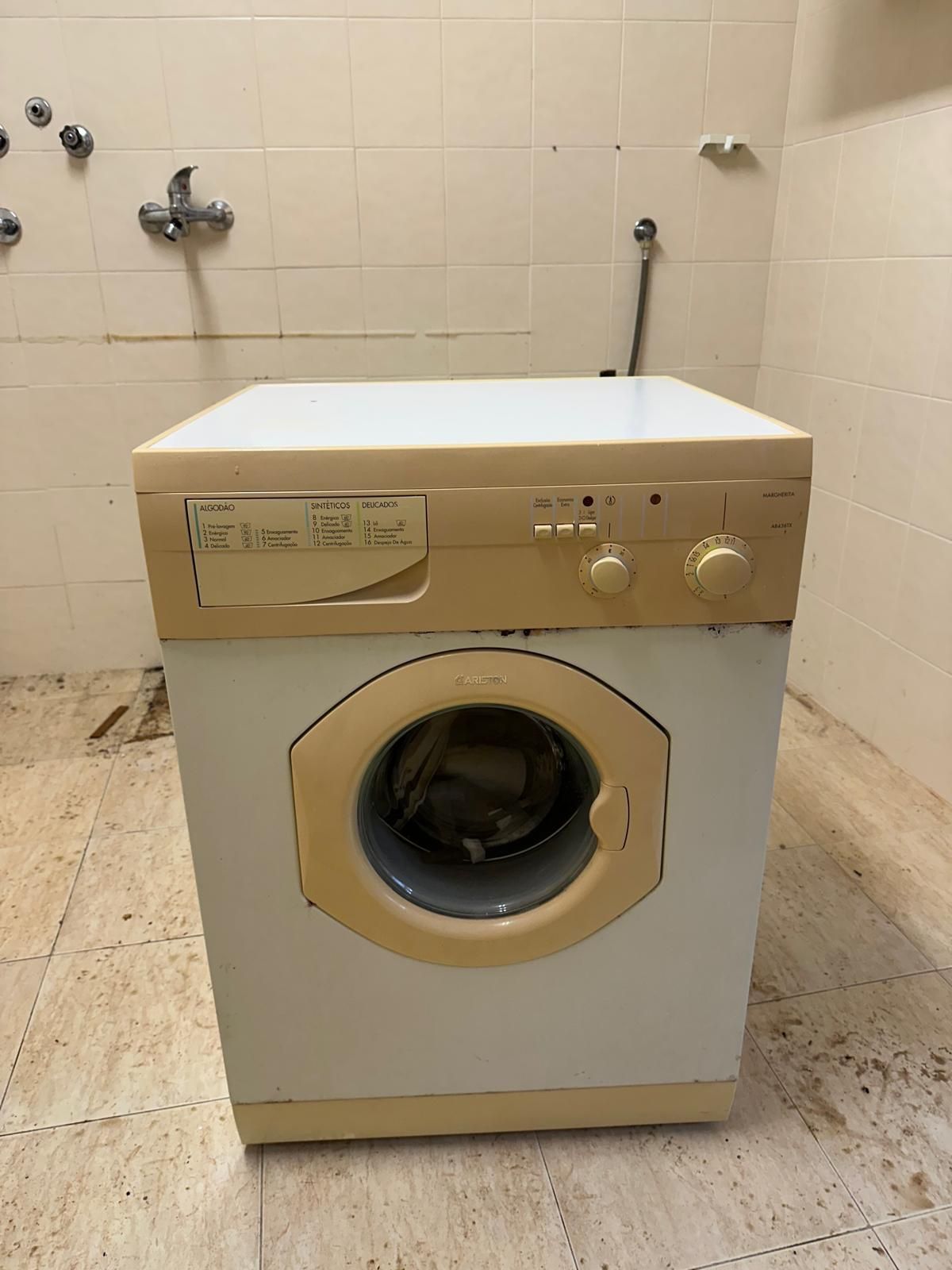 Máquina de lavar a roupa marca ariston
