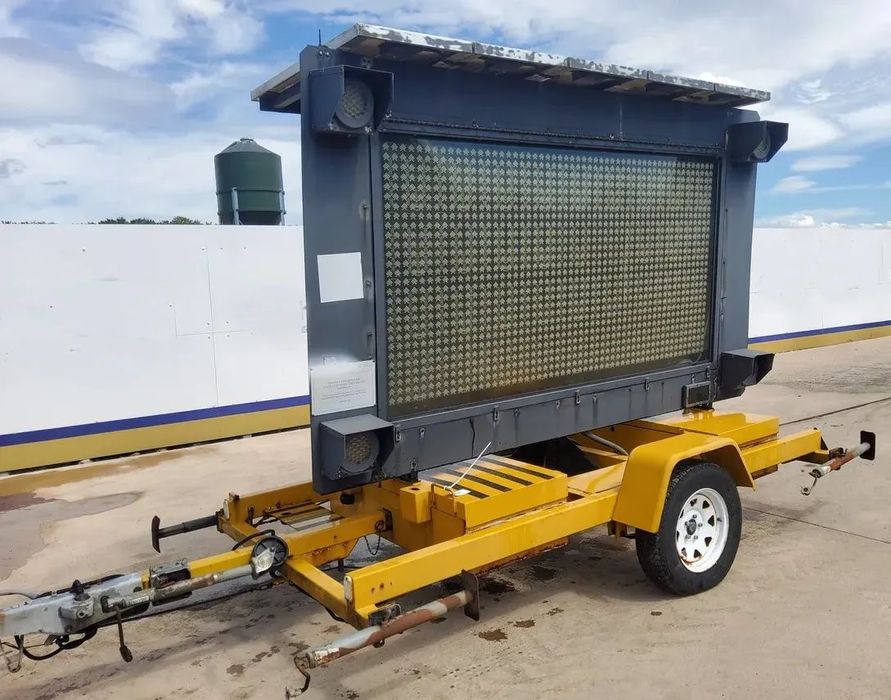 Nissen LZA 500 LED  Mobilna tablica LED American Signal 4280, 2009 rok