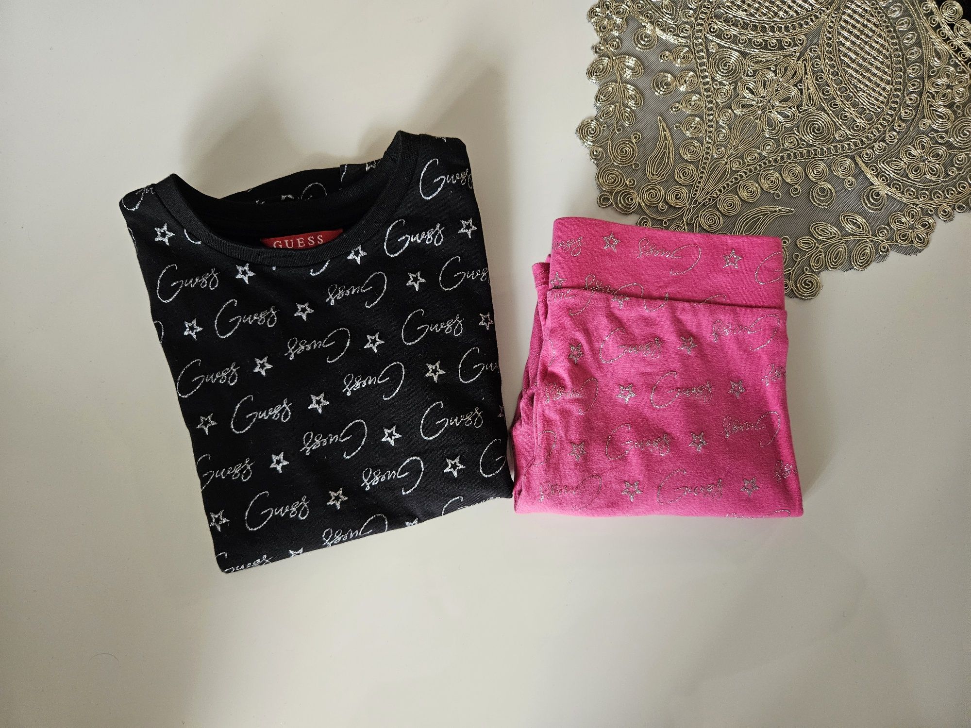 Guess! Śliczny komplet z kolekcji Guess logowany roz 104
