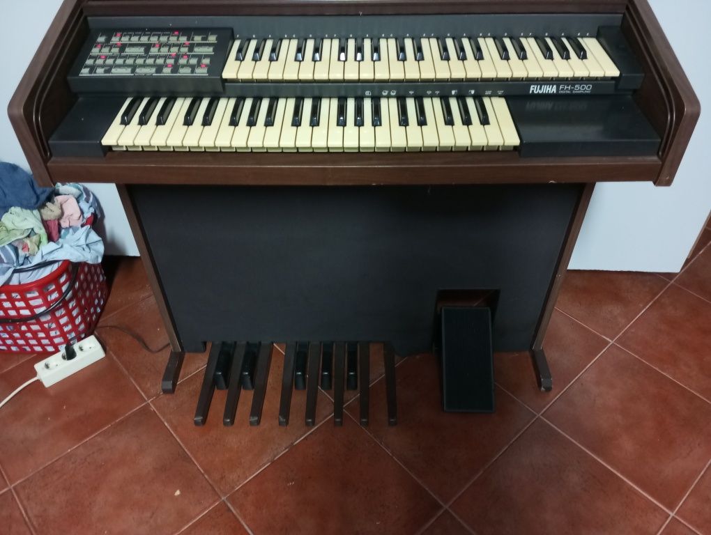 Piano de cor castanha