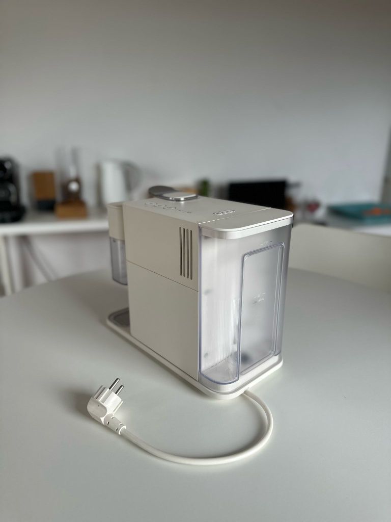 Cafeteira Nespresso De'Longhi Lattissima One (quase nova)