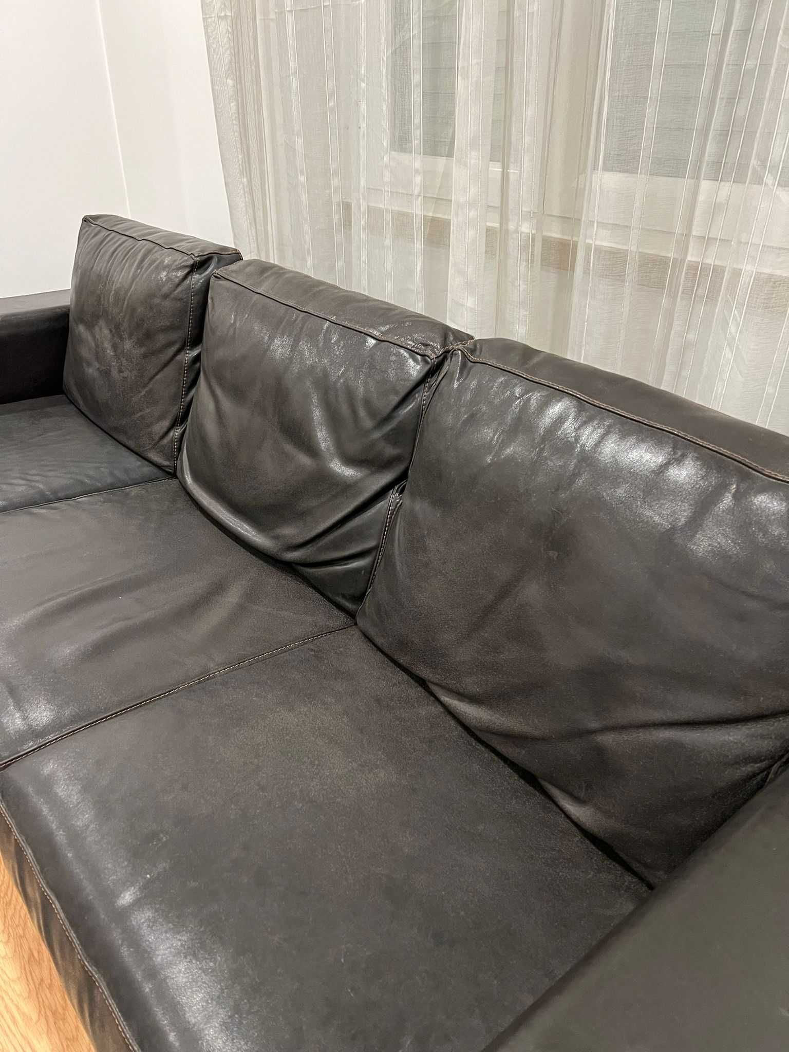 Sofá Preto em Pele com chaise long do lado esquerdo