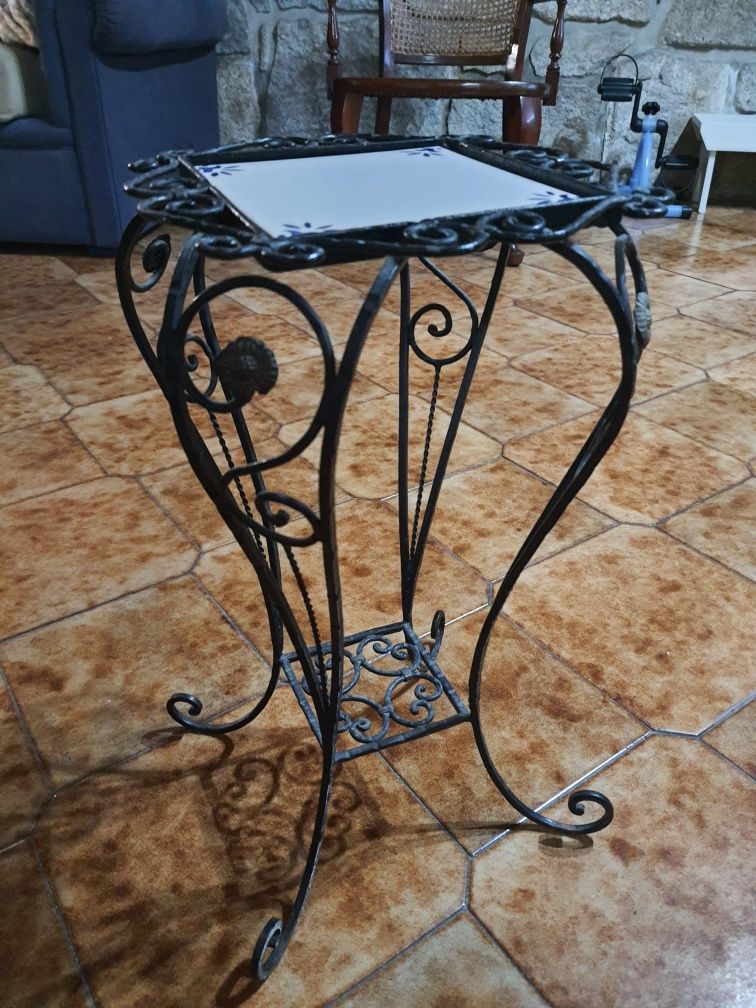 Mesa/coluna em ferro com azulejo