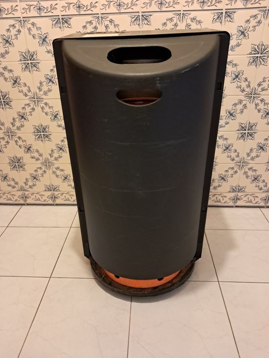 Aquecedor a gás preto