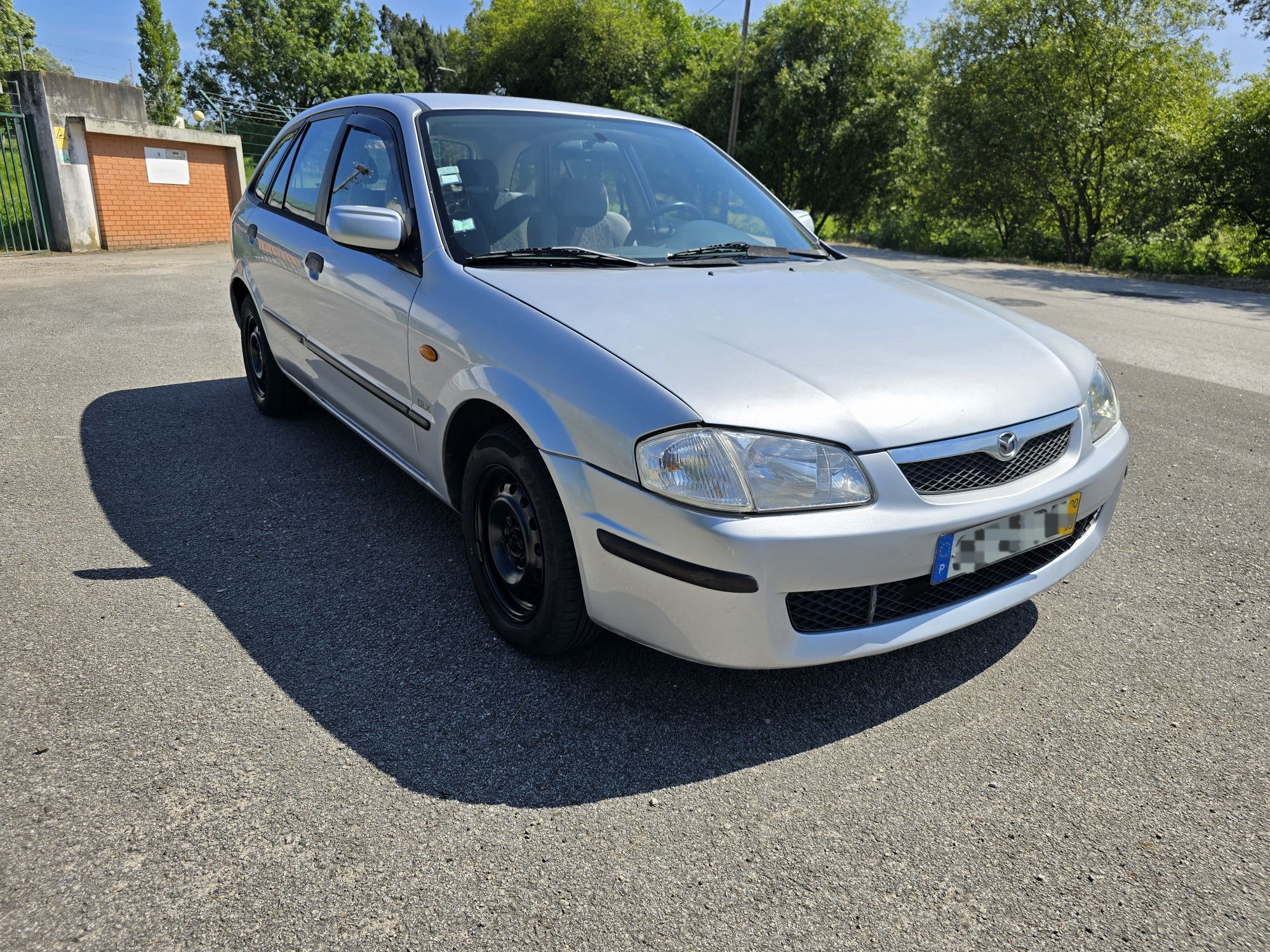 Mazda 323  gasolina