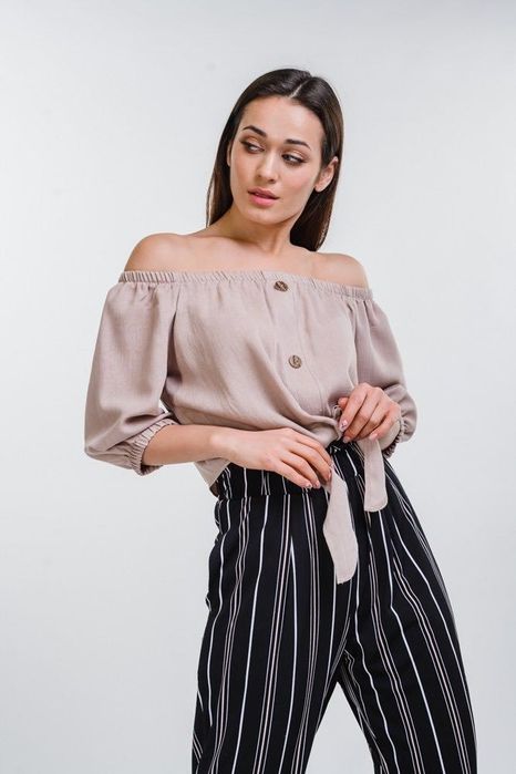 Топ з відкритими плечима