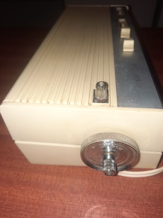 Rádio despertador e relógio, retrô da marca Auritone a funcionar. .