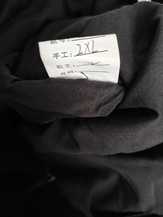 Suknia w stylu Audrey Hepburn – czarna, aksamitna, z długimi rękawami,