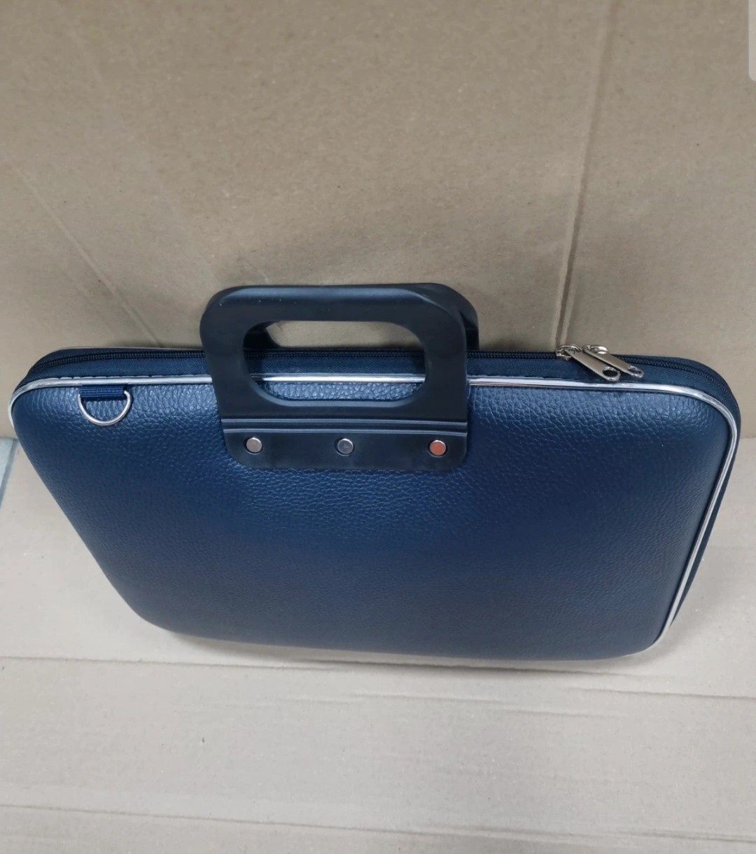 Teczka granatowa na laptop 15,6 cali