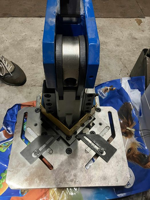 METALLKRAFT AKM 100 T - Ręczna wykrawarka