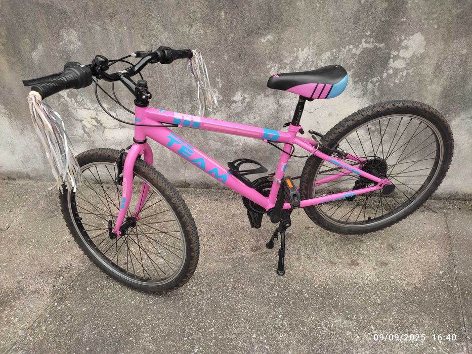 Bicicleta rosa aro 24 com mudanças