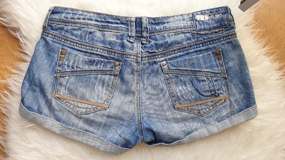 Krótkie spodenki marki yes yes jeans, rozmiar M, wystające kieszenie