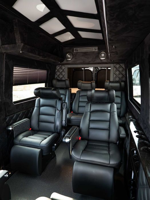 Wynajem VIP+ busa 9-osobowego Mercedes Sprinter 2025.