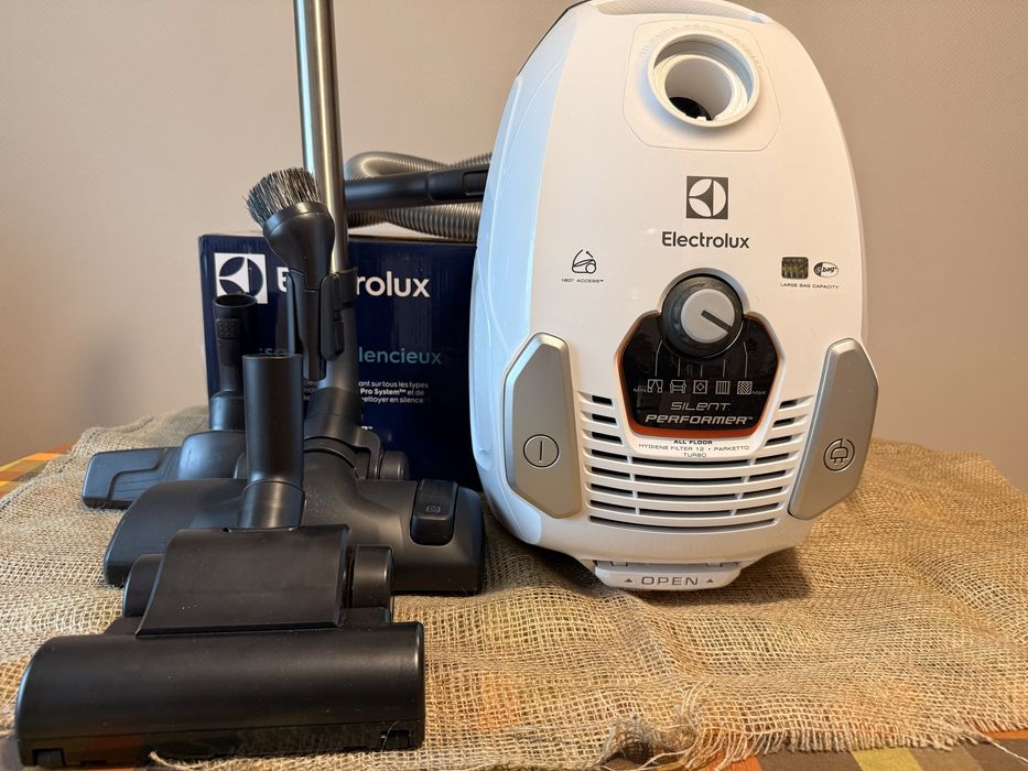 Пылесос с мешком Electrolux ESP754IW 3900 грн.