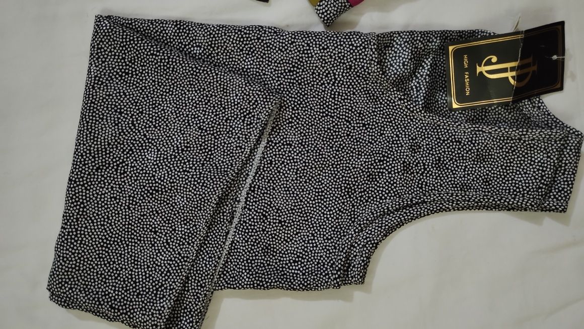 Conjunto blusa, saia e top.