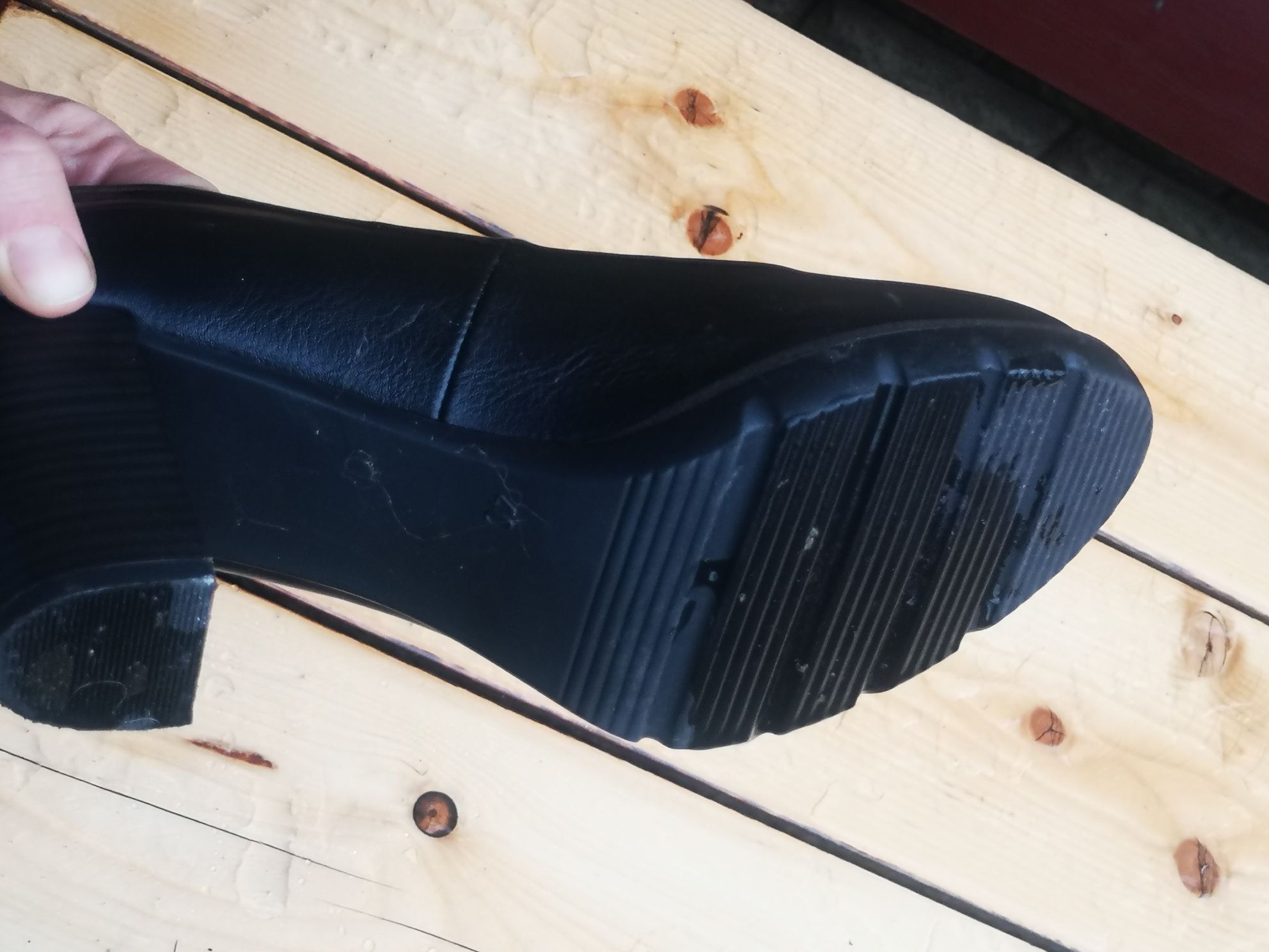 Czarne skórzane buty Marco Tozzi na obcasie 40