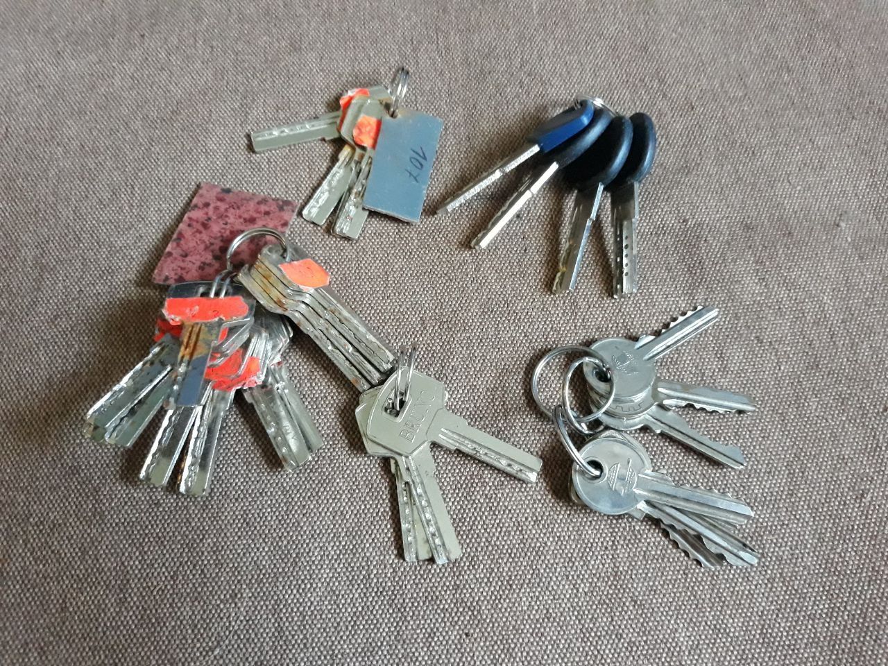 Ключи дверные (цена указана за лот)