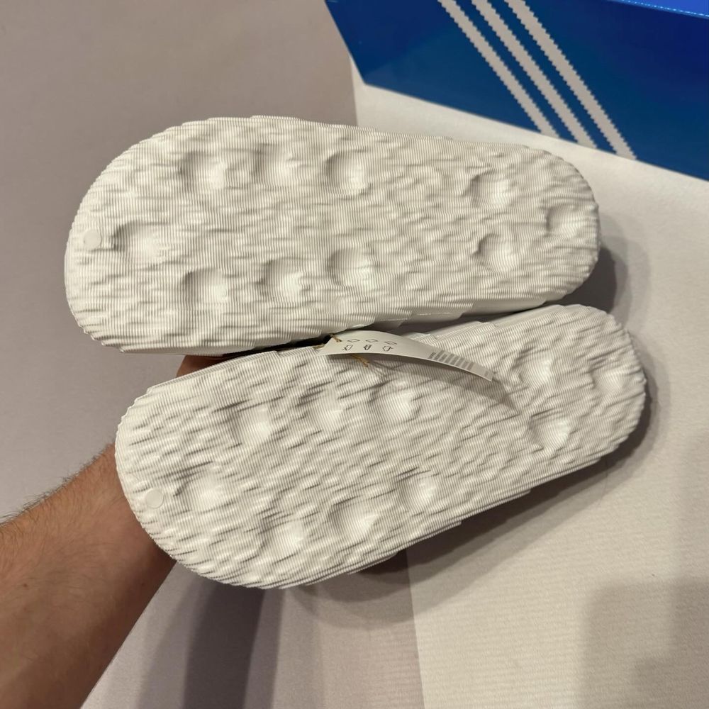 Нові шльопки тапочки Adidas adilette білі 42 і 46 розмір