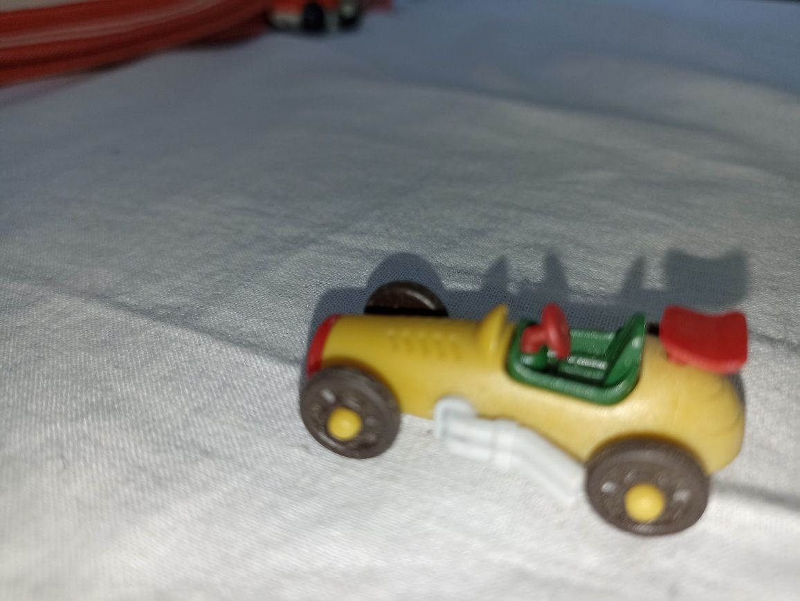 Trzy samochidziki KINDER SURPRISE Oldtimer car with metal body 1997/98