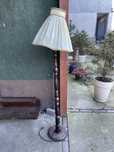 Stara drewniana lampa stojąca z abażurem vintage