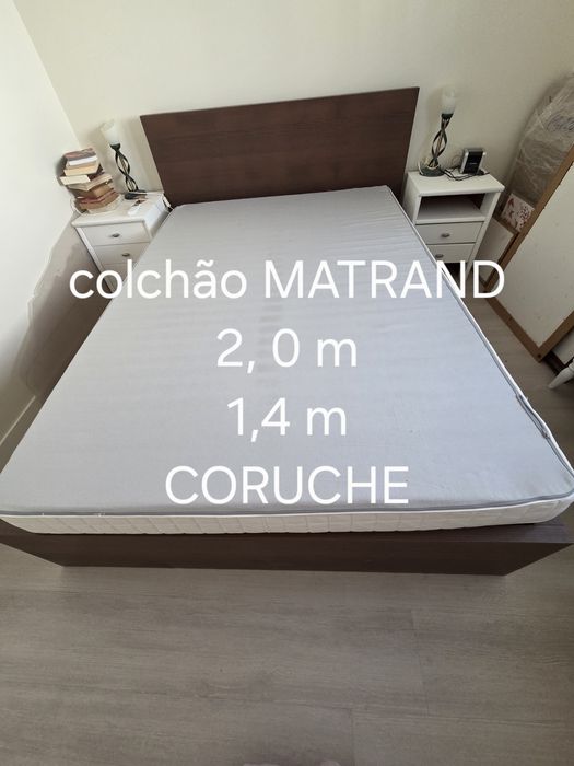 cama casal em castanho escuro