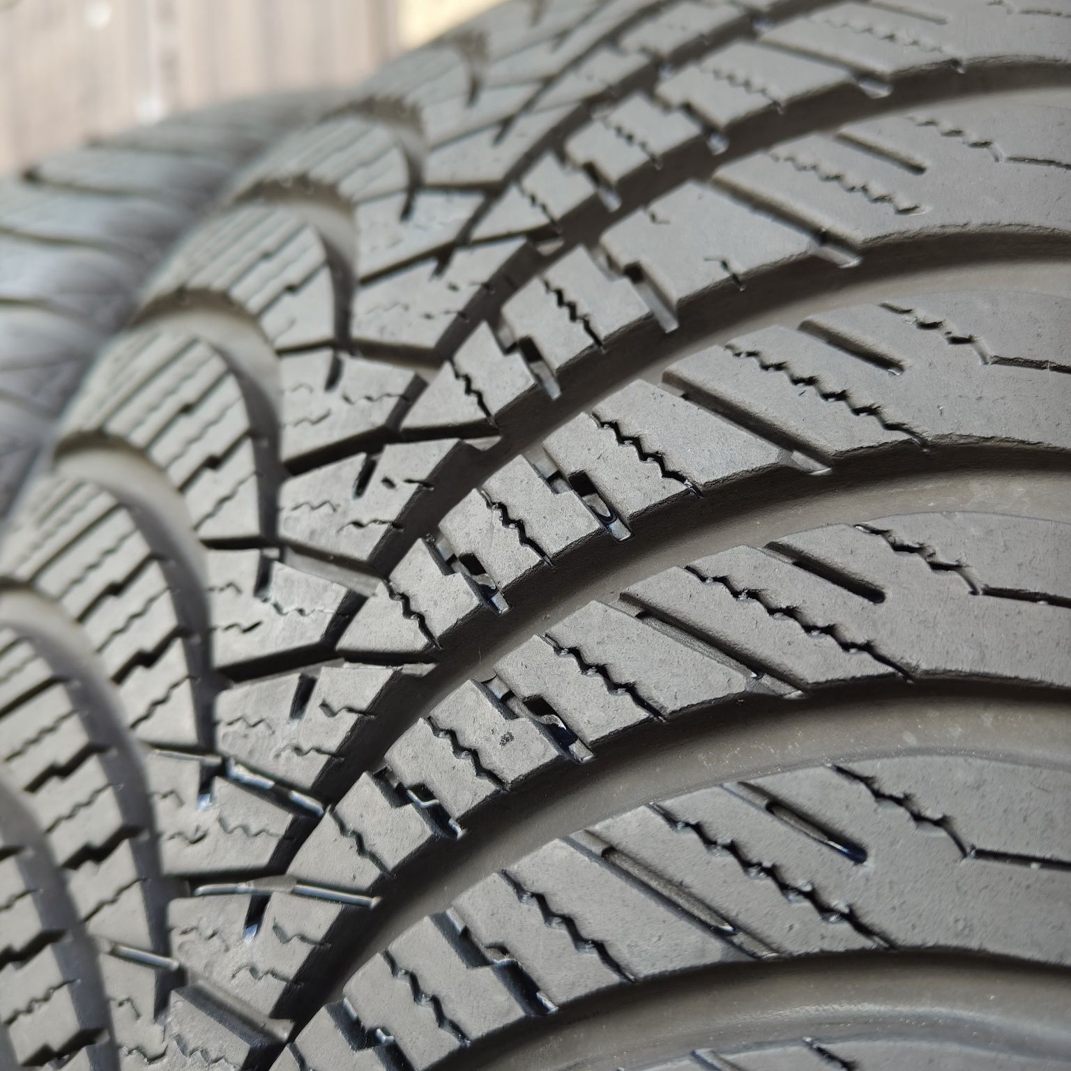 215/55/17 XL Sprzedam parę opon całorocznych Falken