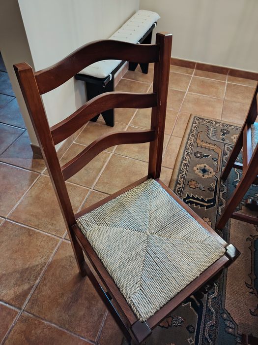 Mesa de madeira com 6 cadeiras