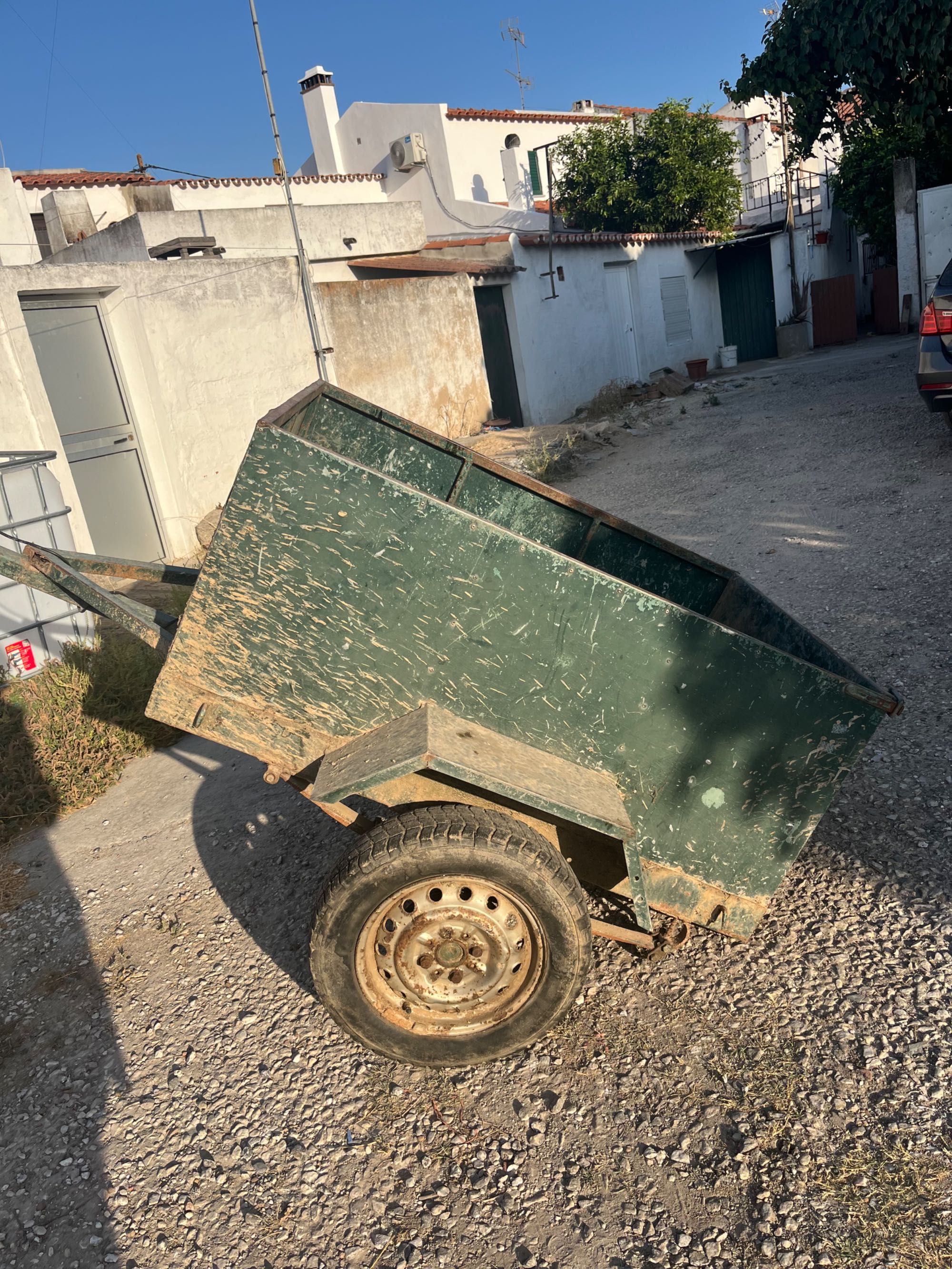 Atrelado, bom para campo