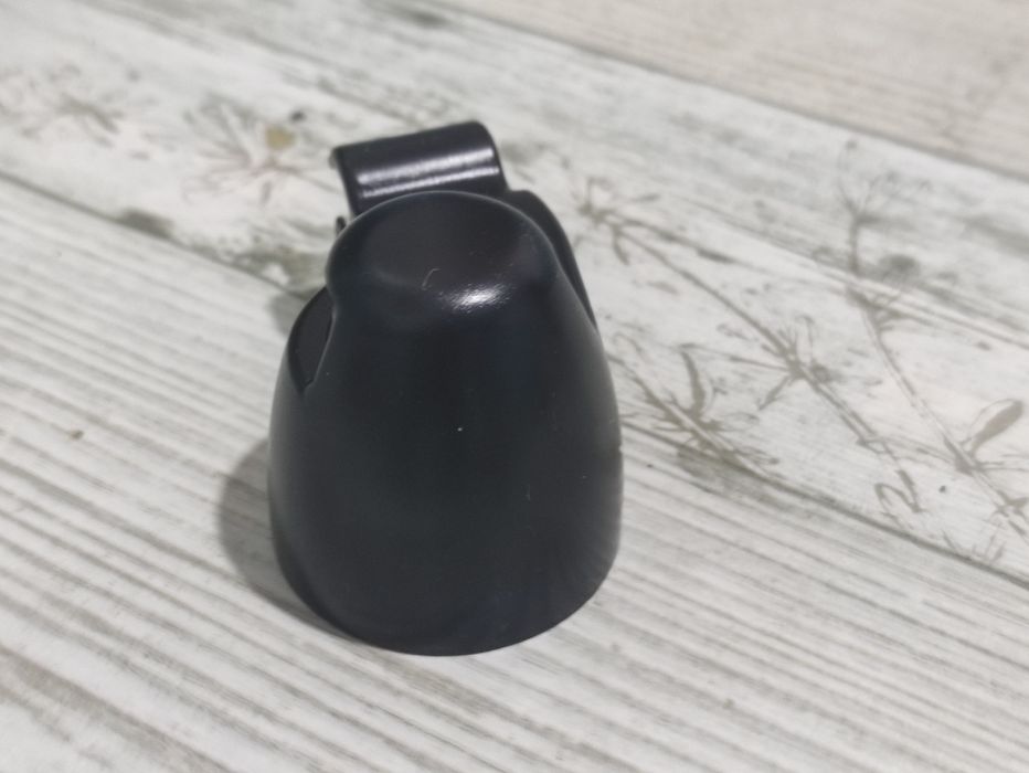 Кришка форсунки омивача заднього склоочисника.