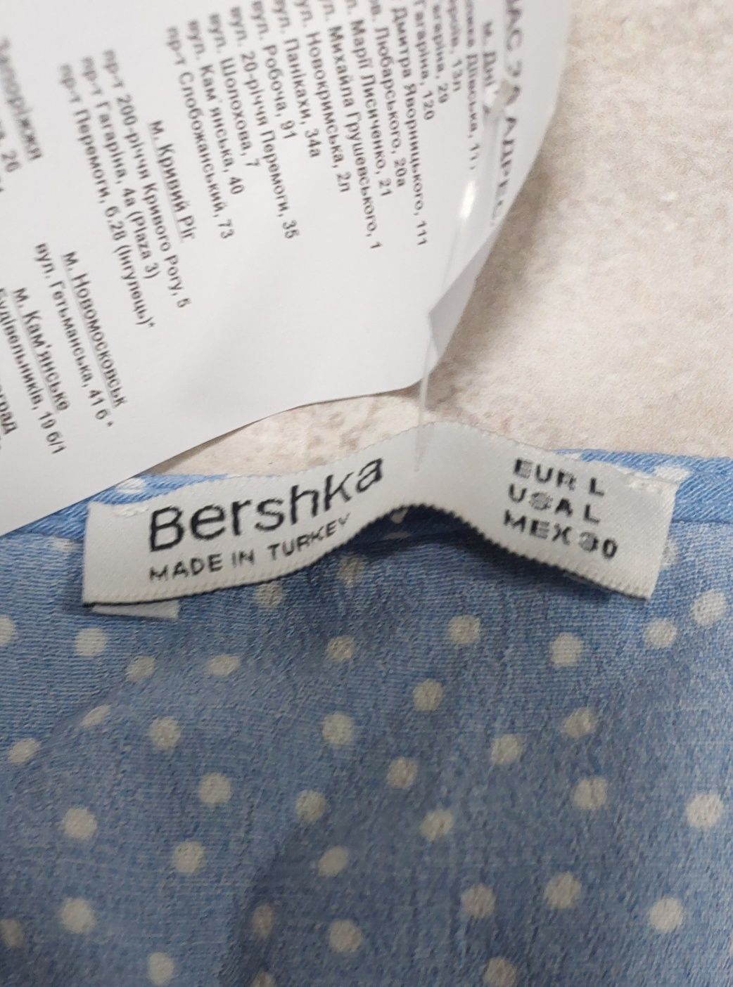 Блуза голубого цвета в горошек фирма Bershka.