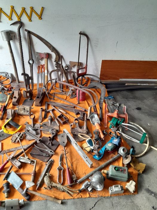 Ferramentas antigas varias e peças para bicicleta .usadas.