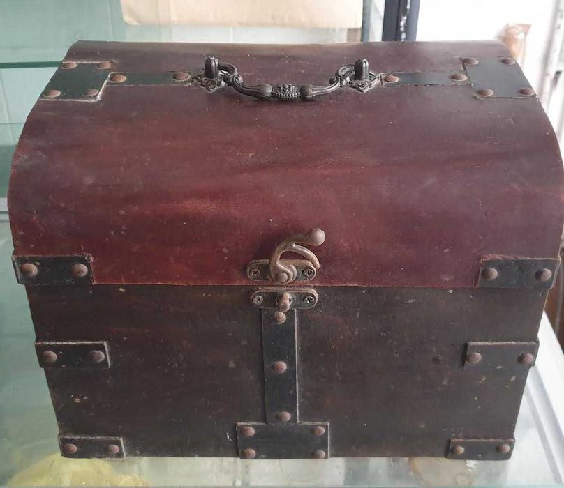 Baú antigo em madeira