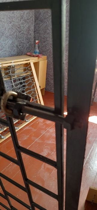 Решетка на двери с лудкой.