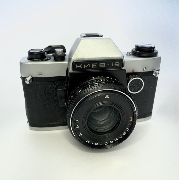 Дзеркальний фотоапарат Київ-19 з обʼєктивом Геліос 81Н 2/50