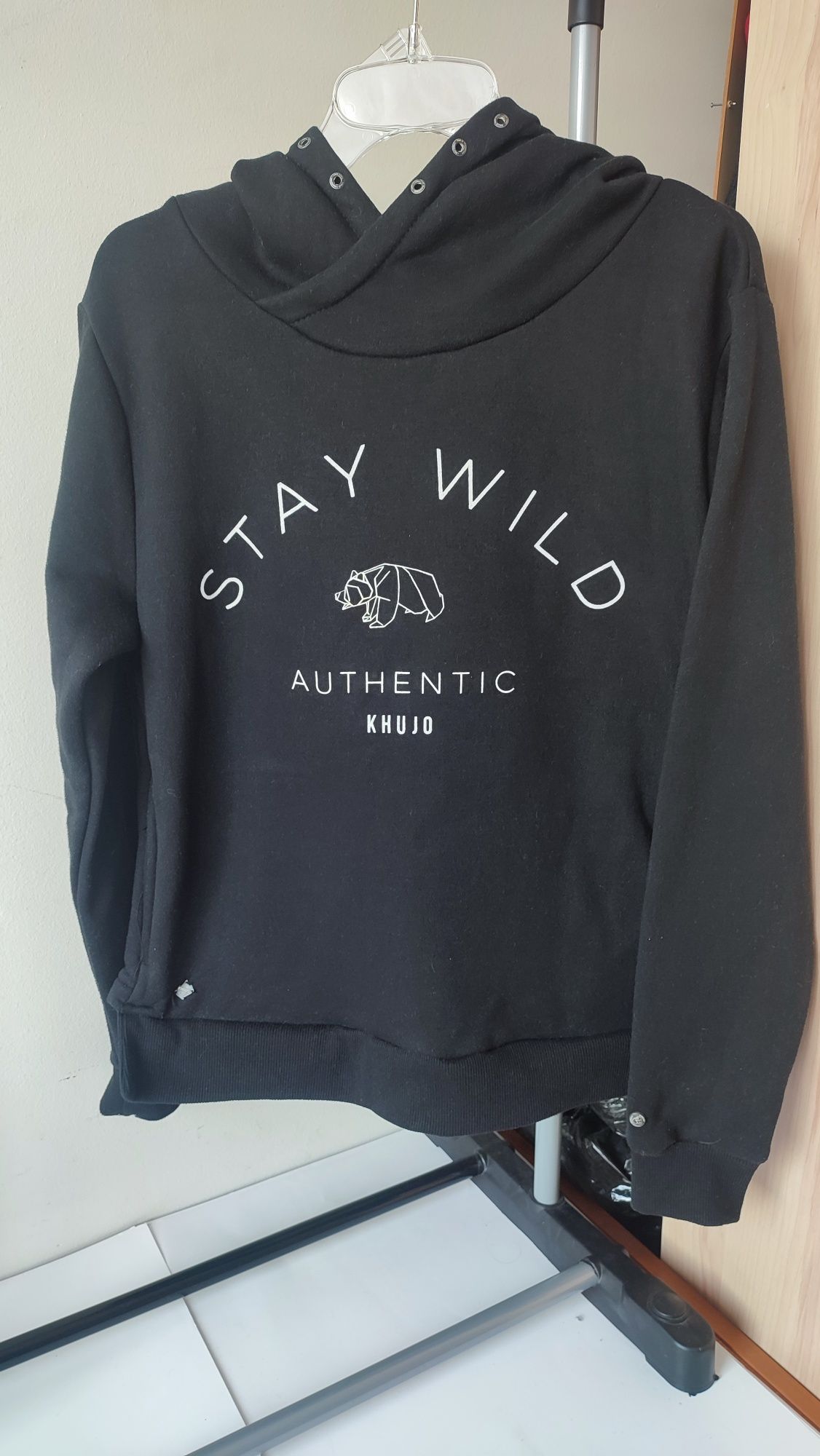 Czarna bluza Khujo S Authentic Stay Wild 
Stan bdb, bez wad. 
Szerokoś