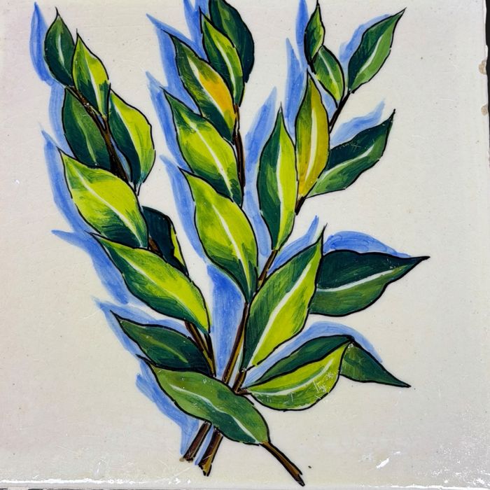 Ręcznie malowana płytka ceramiczna z motywem zielonych liści B5/111124