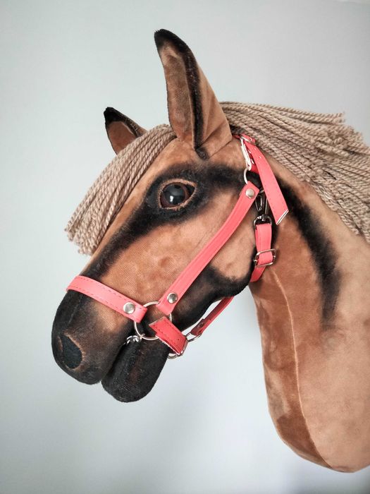 Hobby Horse jasno-kasztanowy z kantarem, koń na kiju - jak żywy!