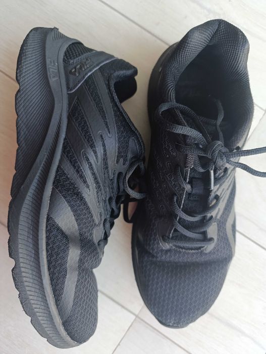 Sapatilhas de homem. Tamanho 45. Fila.