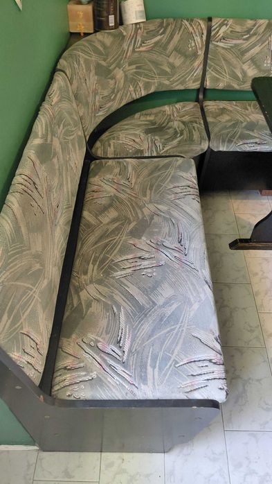 Narożnik kuchenny + stół + dwie pufy